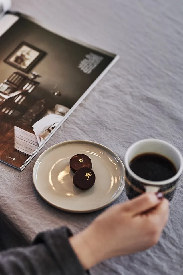 Marimekko assiett och kaffekopp sätter guldkant på fikat.