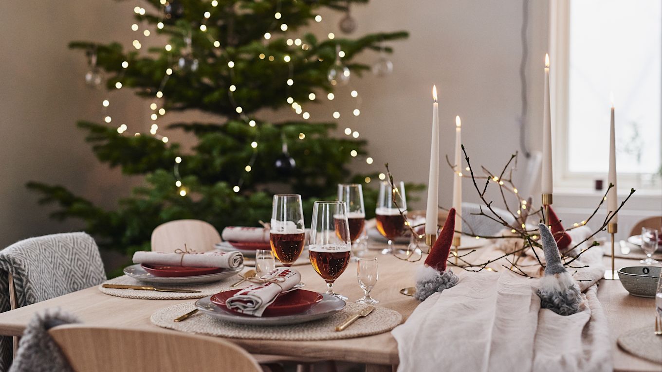 En vacker juldukning med röda inslag och tomtar i ull. 