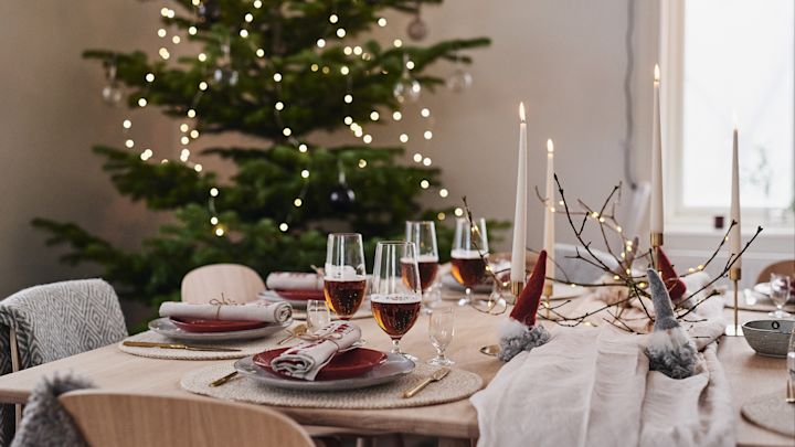 En vacker juldukning med röda inslag och tomtar i ull. 