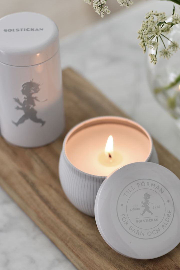 Presentförpackningen Solstickan består av ett doftljus och en snygg tändsticksask, vilket gör den till en perfekt morsdagspresent.
