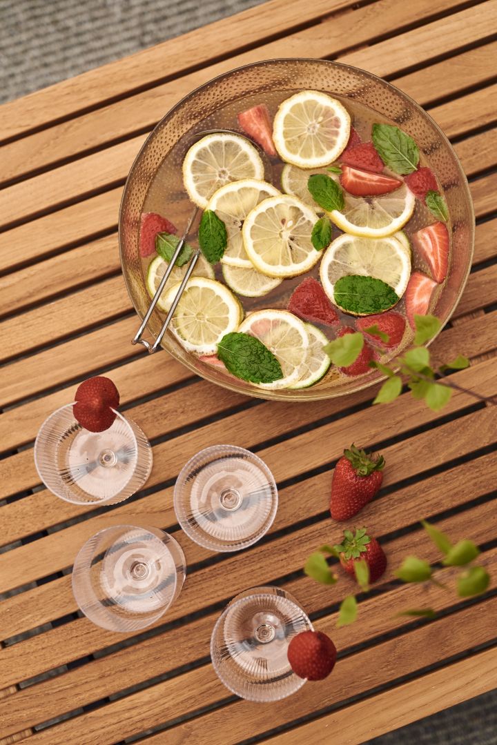 Bubblig jordgubbsbål med fläder och citron är tips på gott tillbehör till enkel buffémat till många som gärna serveras i serveringsskål från Aida i Ripple glas från Ferm Living.