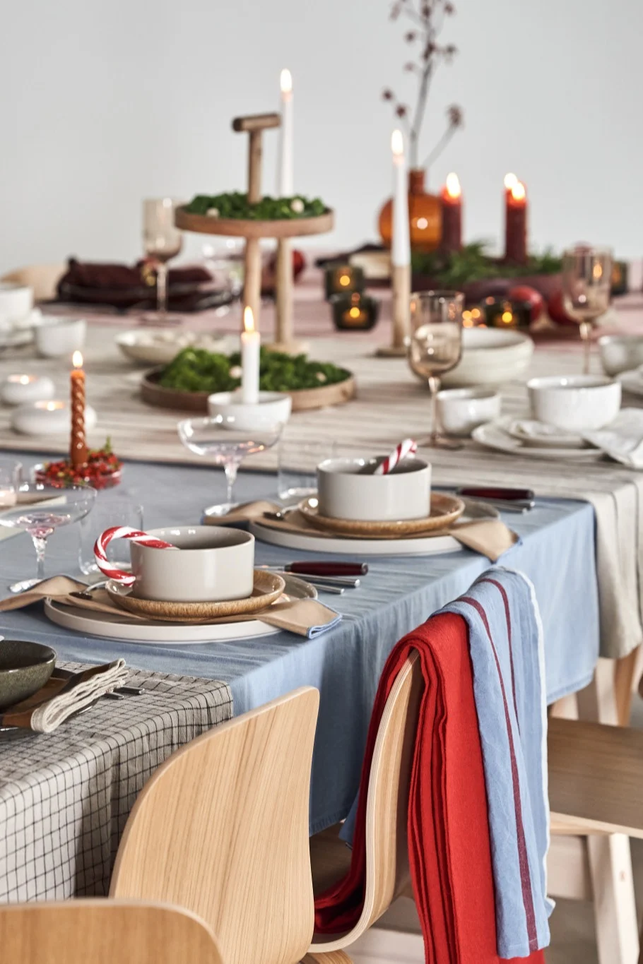 En elegant juldukning i 4 olika stilar enligt Nest Trends; Cultivate, Nurture, Boost och Share med blå pasteller, naturens naturliga material och detaljer i den murriga färgskalan.
