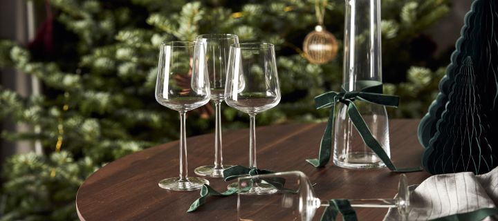 Essence vinglas och karaff från Iittala är perfekt att ge bort som gåvoset till den som älskar vin i julklapp.