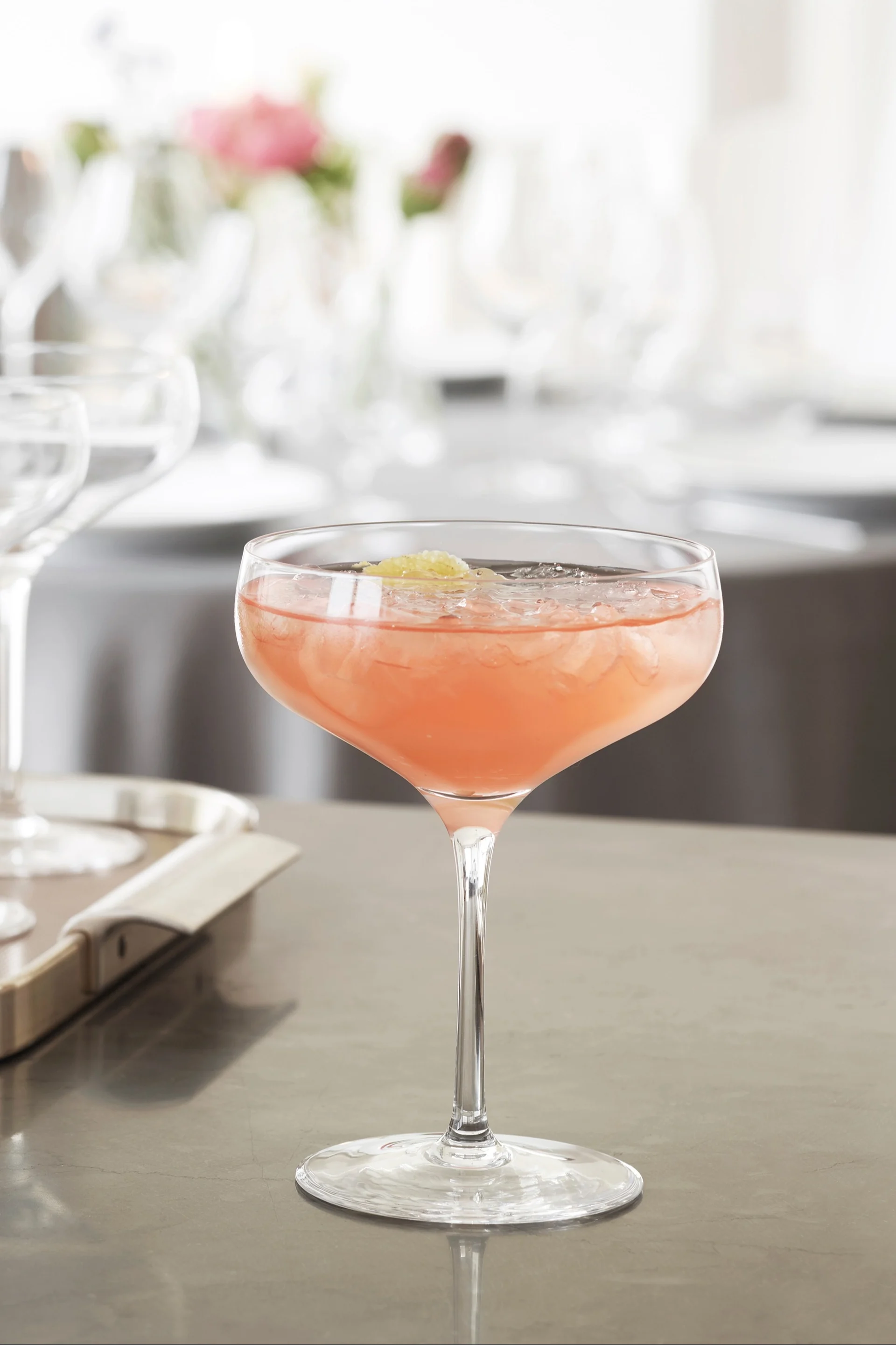 En mocktail med grapefrukt som här serveras i ett Cabernet cocktailglas från Holmegaard.