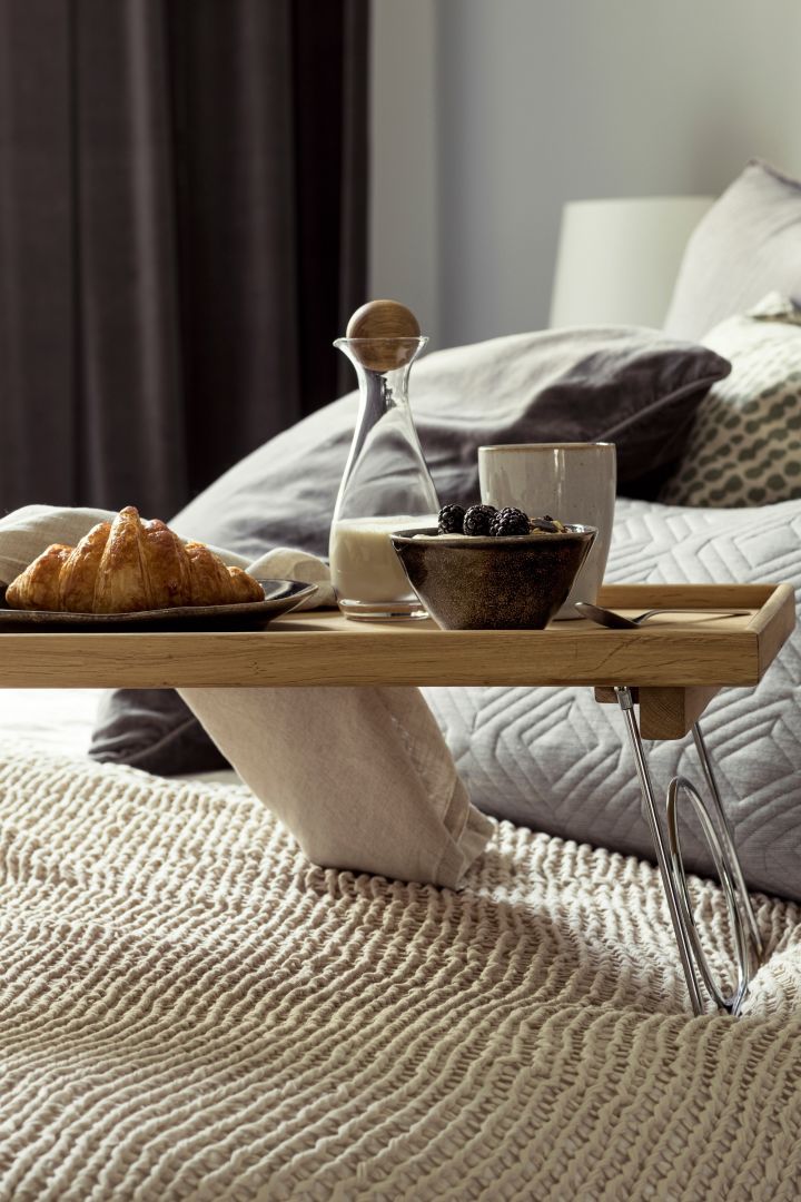 Servera frukost på sängen under Alla hjärtans dag hemma med Nature sängbricka i ek från  Saga form.