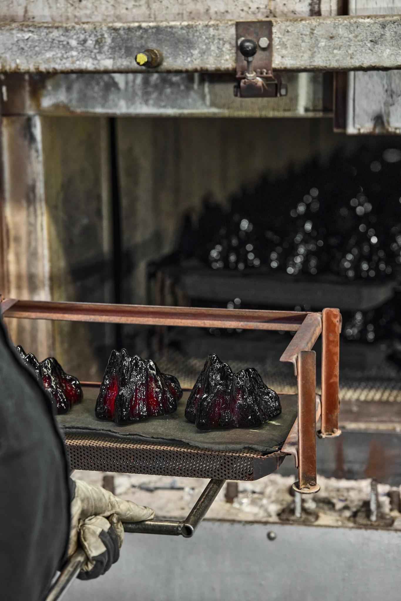 De härdade ljusstakarna The Rock står på en platta.