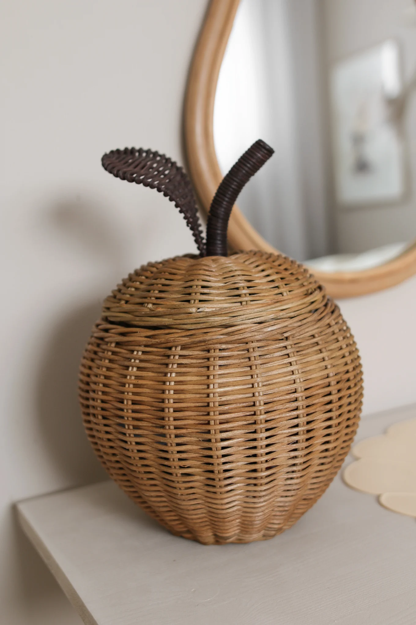 Inreda barnrum - inspiration hemma hos influencern @joanna.avento där hon inrett barnrummet med en lekfull korg som liknar ett äpple från ferm LIVING.