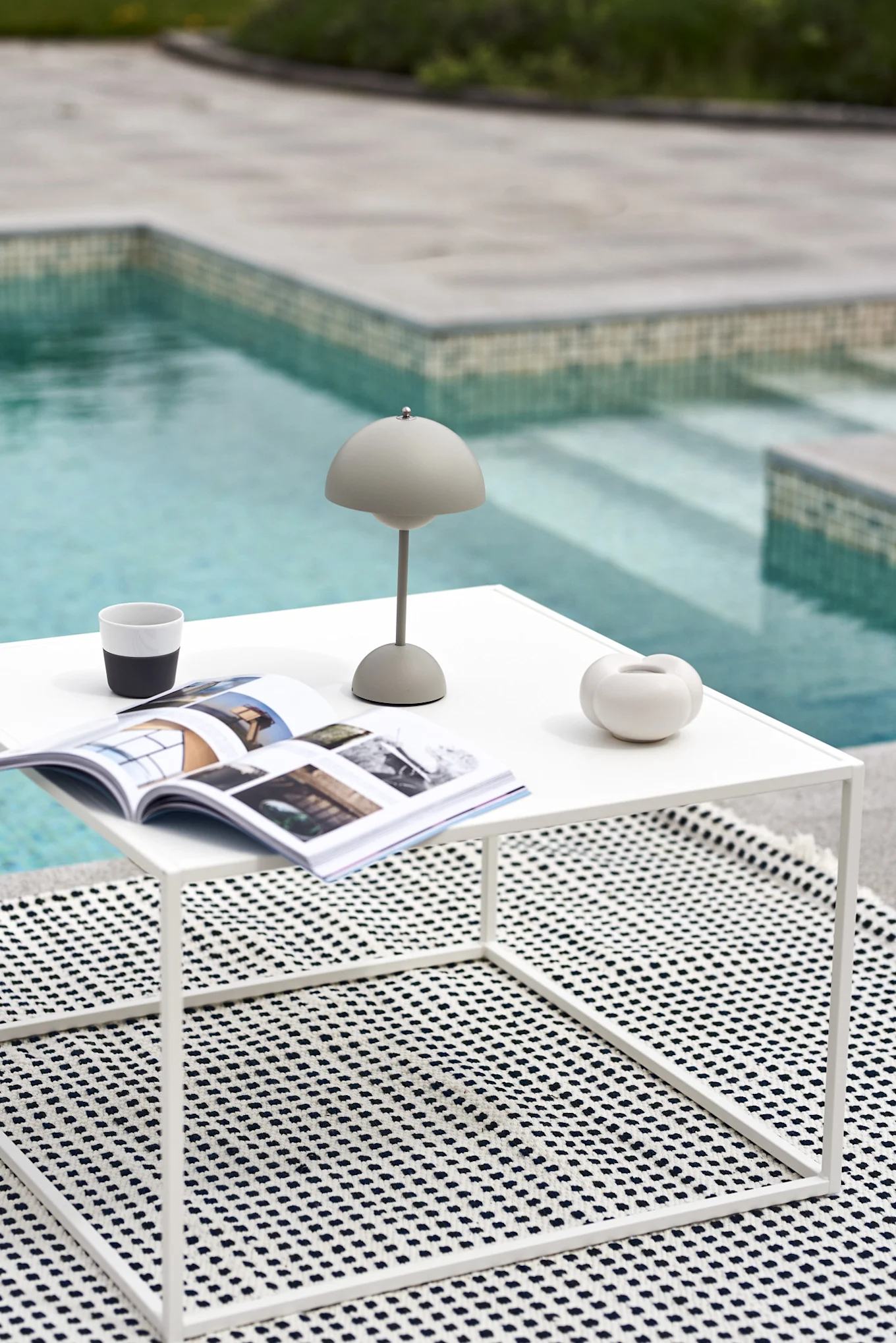 Utomhusmatta: Way matta utomhus från Ferm Living är tillverkad av återvunna plastflaskor, vilket gör att den passar utmärkt att placera vid poolen.