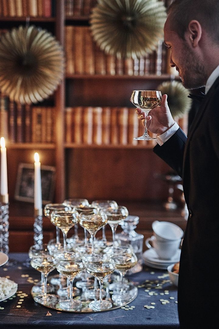 Nyårsdukning i Gatsby-tema med champagnetorn. 