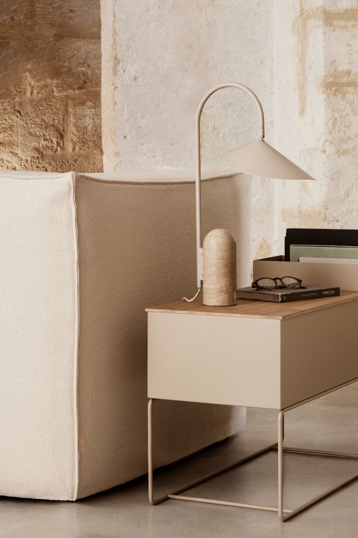 Ferm Living Arum bordslampa i beige och marmor på Plant Box i beige - två av alla 7 beigea favoriter att satsa på i höst.