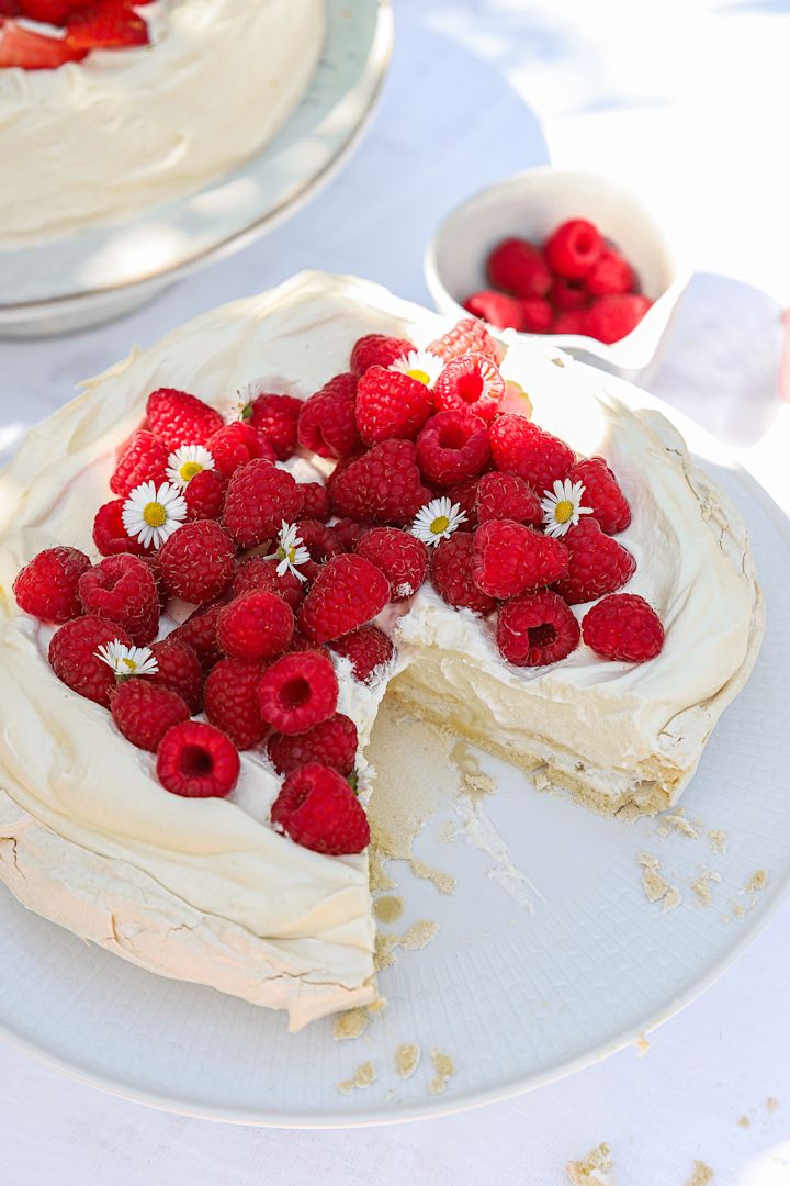 Dekorera en enkelt fin dukning till midsommar med en marängtårta på Swedish Grace tårtfat från Rörstrand. Foto: Frida Skattberg @bakamedfrida