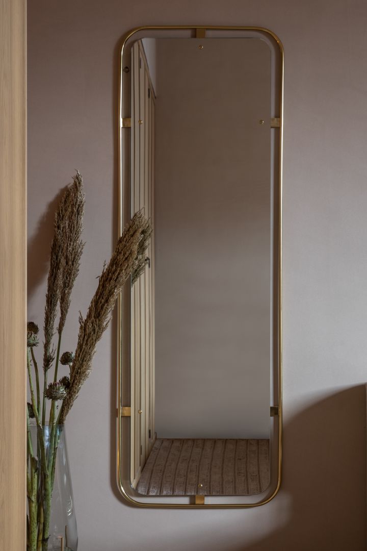 Inred med speglar för ett lyxigt hem - här är Nimbus väggspegel från Menu med elegant guldig ram som ger ditt hem en lyxigare känsla.