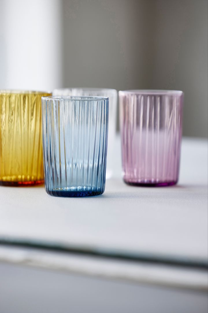 Inredning i räfflat glas är en av årets trender där kusintha glasen från Bitz blir en stilren färgklick på det dukade  bordet.