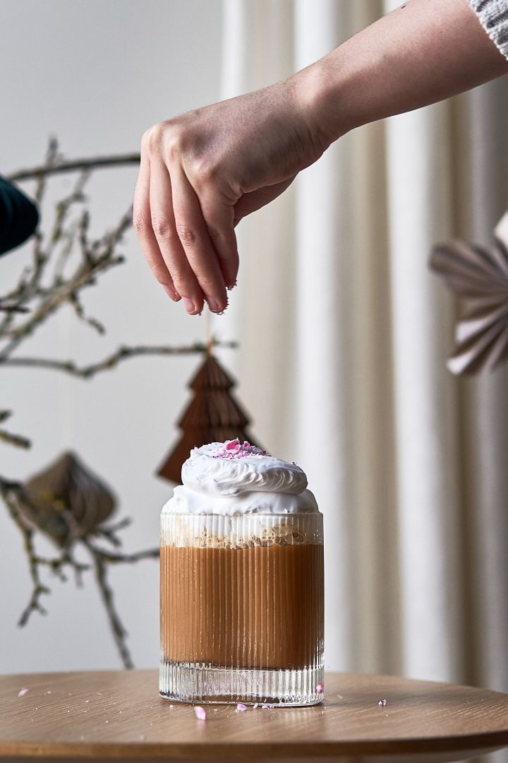 Bjud på enkel juldrink med kaffe och vispgrädde toppad med krossar polkagris som garnityr i Ripe glas från Muubs.