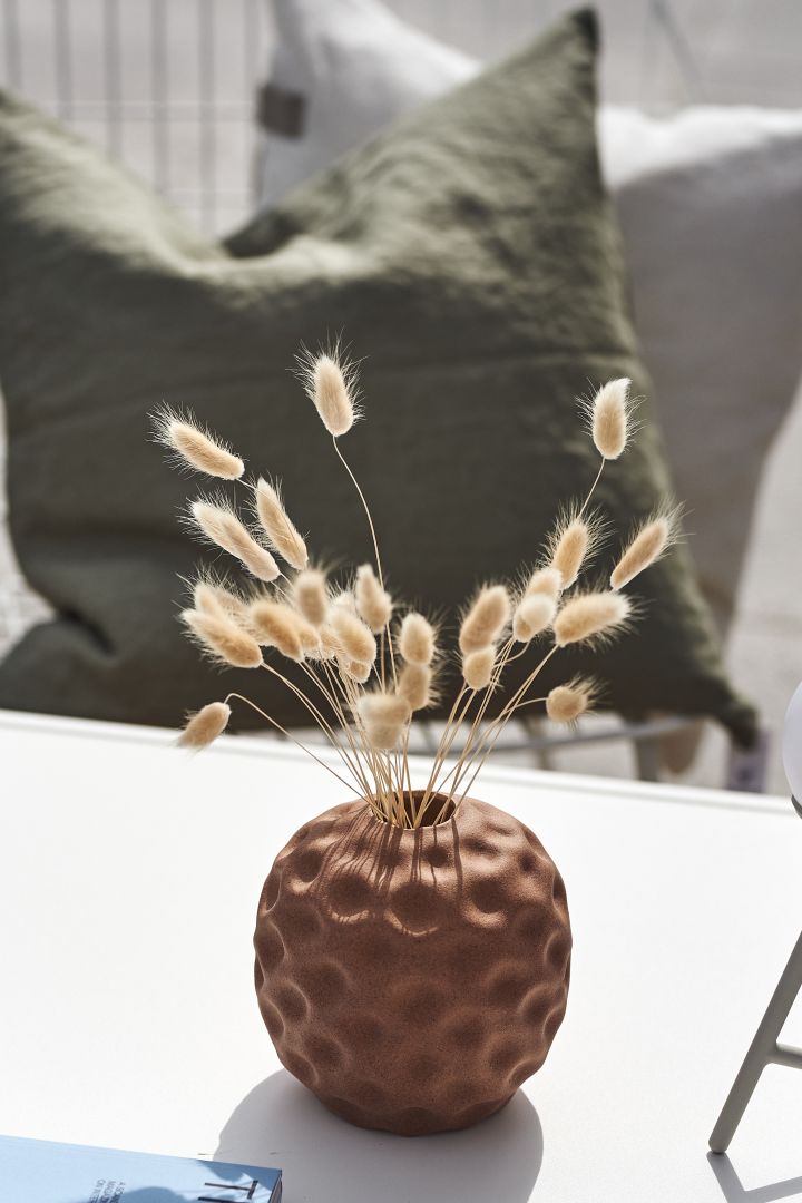 Skapa semesterkänslan i ditt hem med medelhavsinredning såsom Seedpod vas i färgen Walnut från Cooee Design.