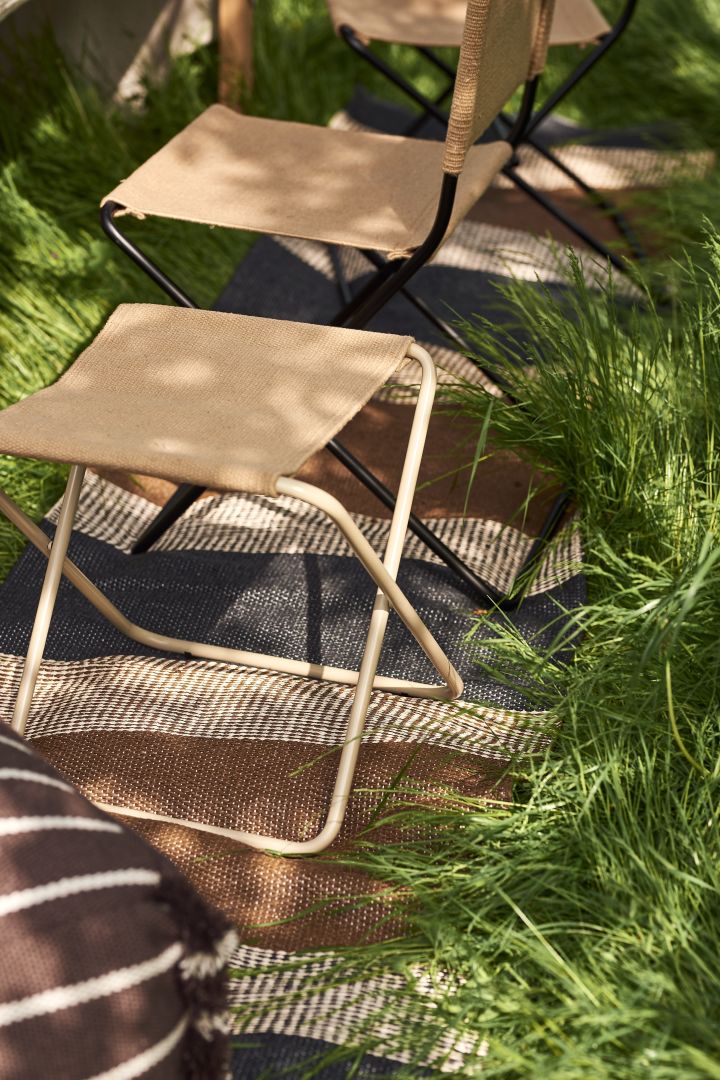 Skapa en sommardukning i trädgården tillsammans med sköna möbler att sitta på såsom dessa Dessert pallar  och stolar från Ferm Living i jordnära toner.