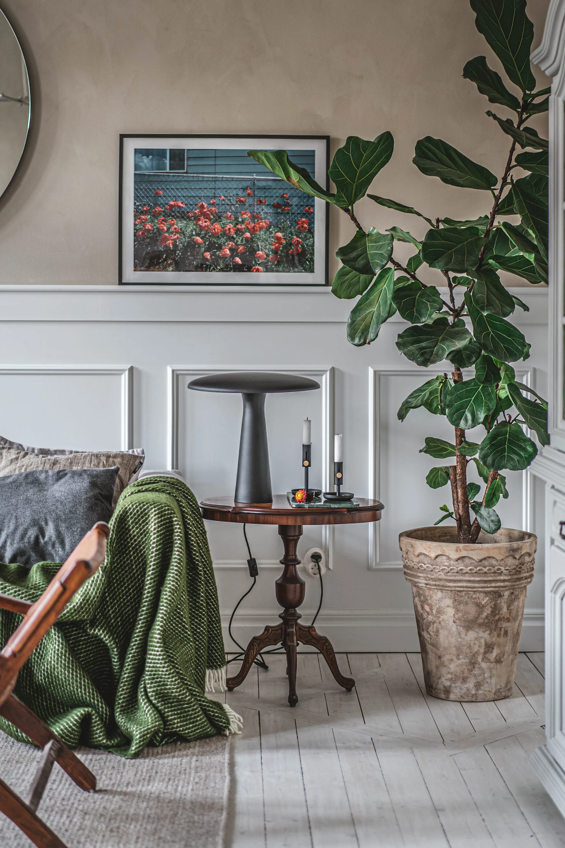 Jobba mer med belysning som att ha en bordslampa vid soffan är ett av Hannes Mauritzsons inredningstips i intervju med Nordic Nest. 