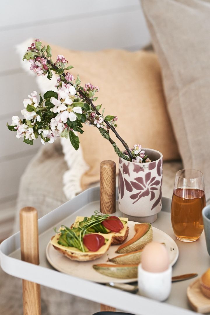 En blommande äppelkvist huserar i liten Kabell vas från Kähler vilket sprider extra stämning på frukosten som serveras på sängen. 