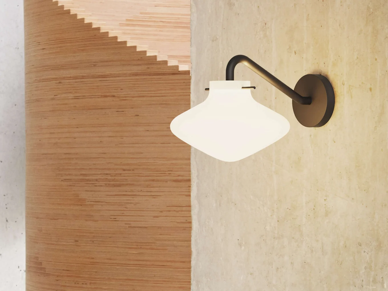 En väggmonterad lampa med en vit, rundad glasskärm på en betongvägg, bredvid en böjd trästruktur.