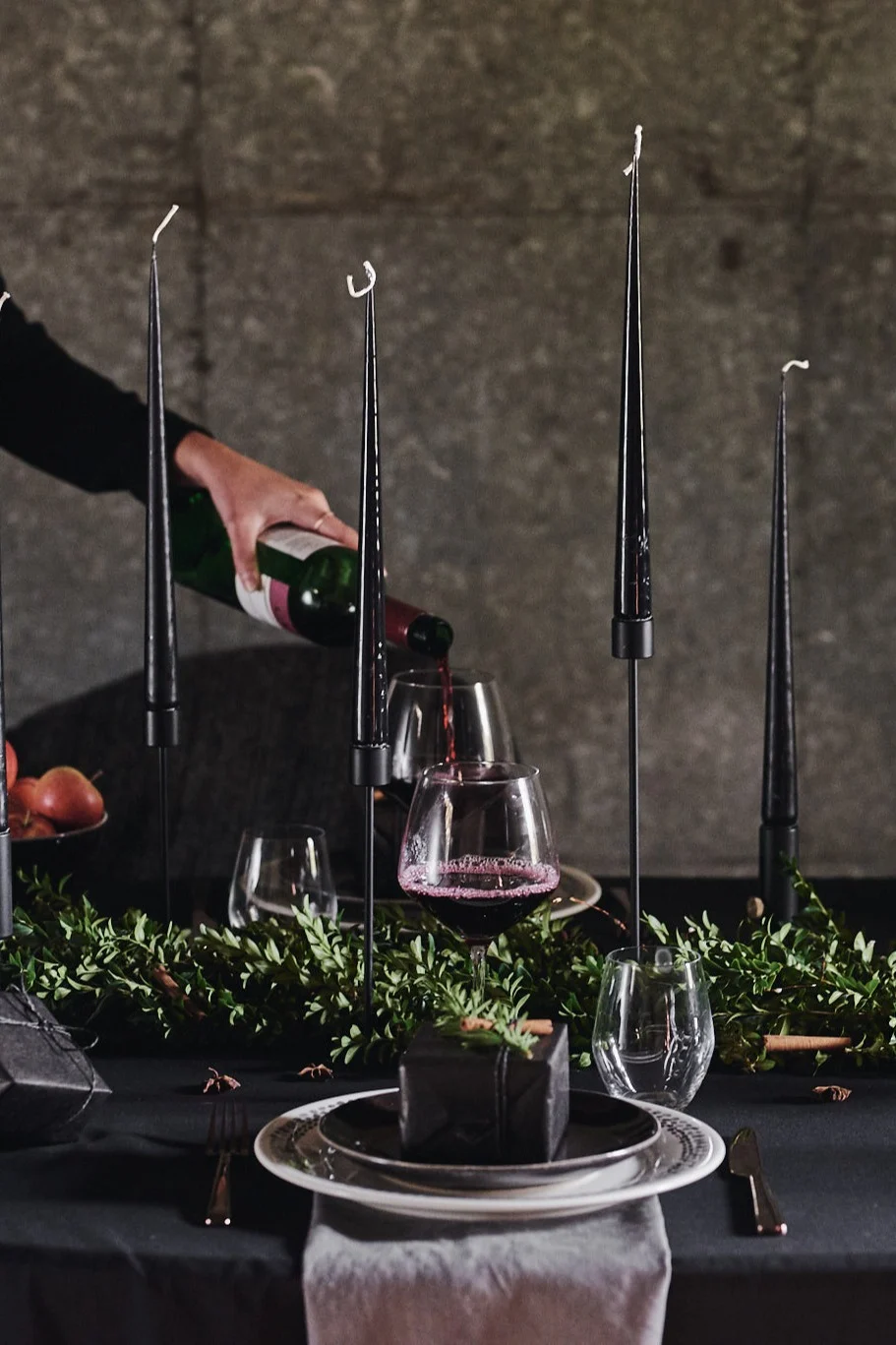 Ljusstakar från Cooee Design och Granny ljusstake från Northern skapar stämning på den moderna, svarta juldukningen. 