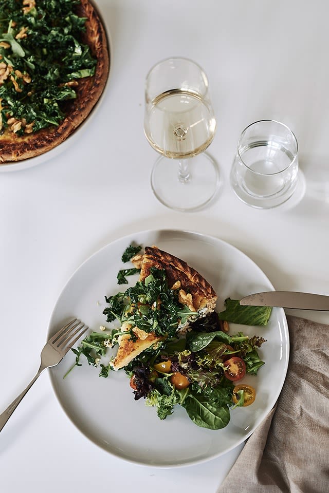 En enkel middagsdukning med grå Norm tallrik från Menu, bestick från Hardanger och Essence vinglas. 