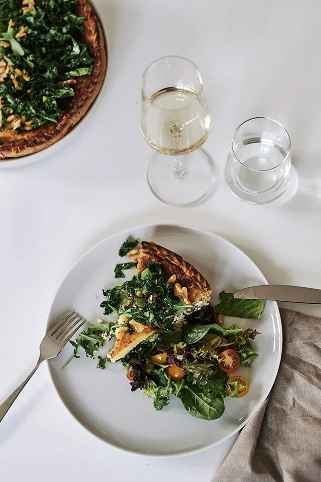 En enkel middagsdukning med grå Norm tallrik från Menu, bestick från Hardanger och Essence vinglas.