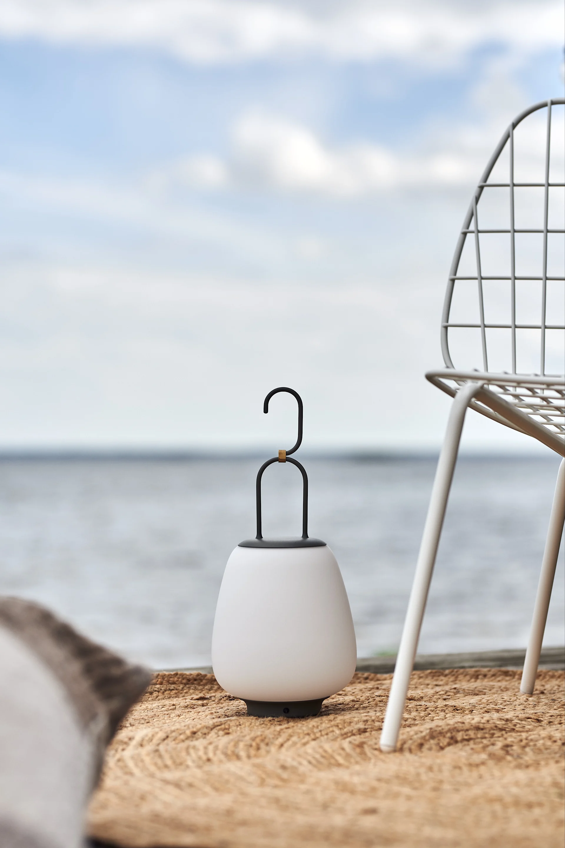 Portabel belysning är helt rätt enligt uteplats trender 2021 som denna snygga bordslampa Lucca från &tradition.