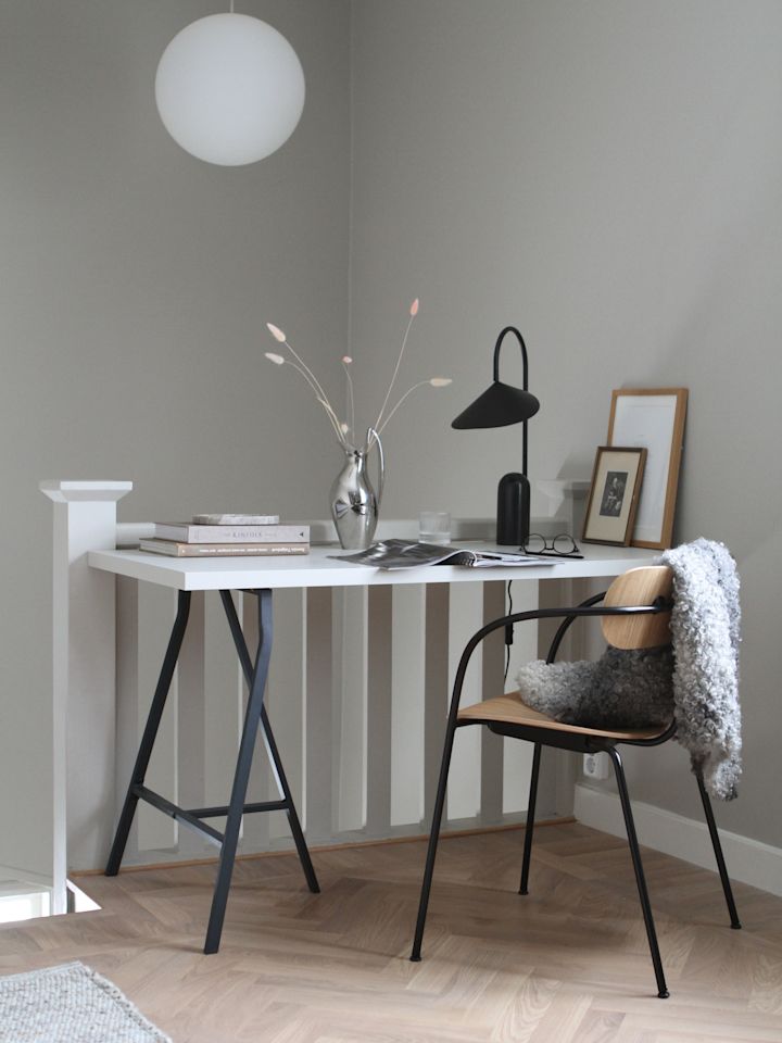 Nyrenoverade hallen hemma hos Moe of Sweden med lampa från Ferm Living, skrivbord och Luna lampa från Design house Stockholm.