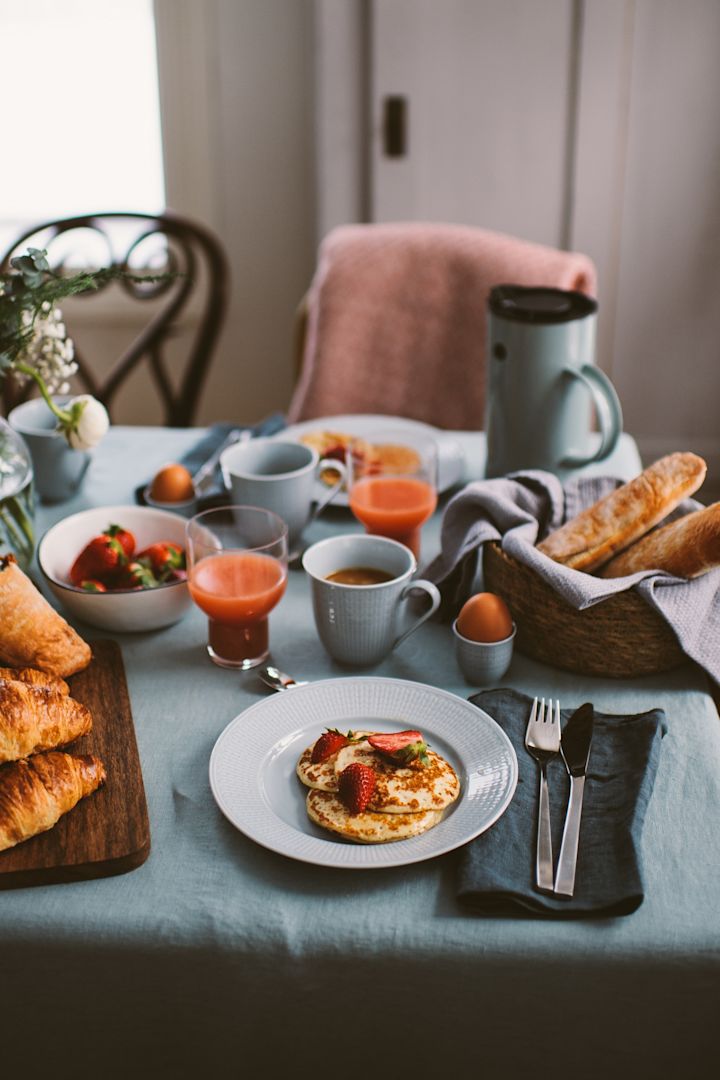  Dukat med porslinsserien Swedish Grace i färgerna äng och is. Kaffekoppar, äggkoppar och assietter matchar linneduken från Himla.