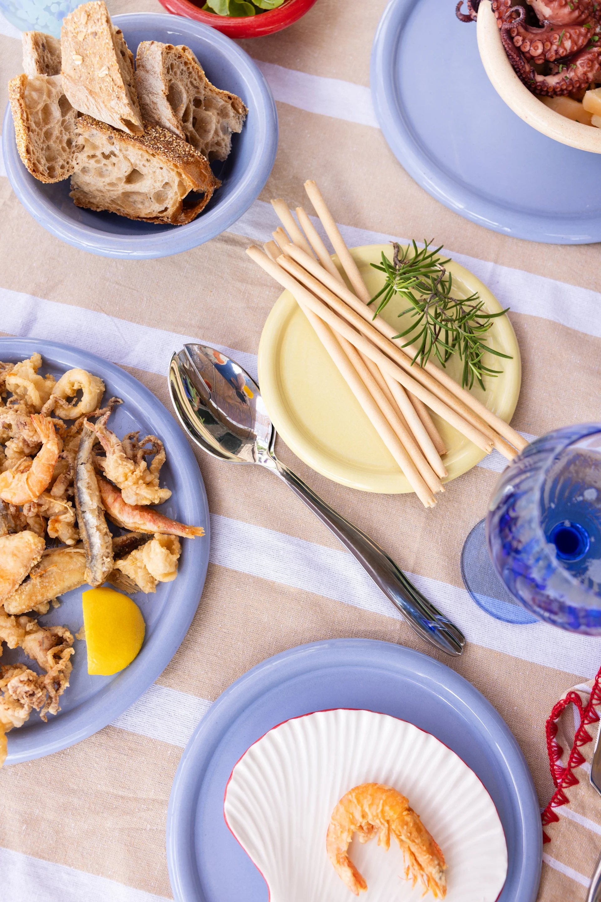 Enkla sommarrecept - här en sommardukning med ljusblå tallrikar från BYON med skaldjur serverade på. 