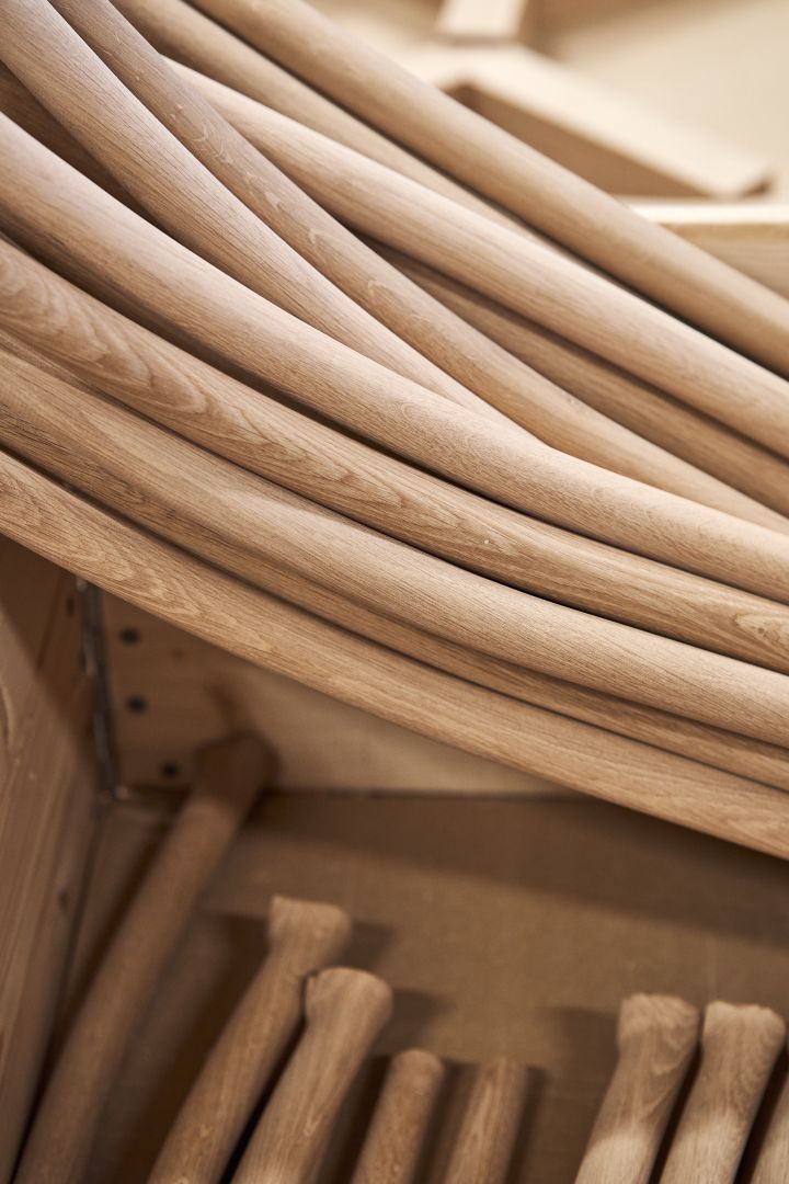 I fabriken i Gärsnäs skapas alla delar till möblerna en och en för att sedan gå vidare till montering, här bild på karmar och stolsben.