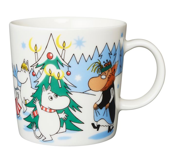 Muminmugg från vintern 2013 där Muminfamiljen firar under en julgran.