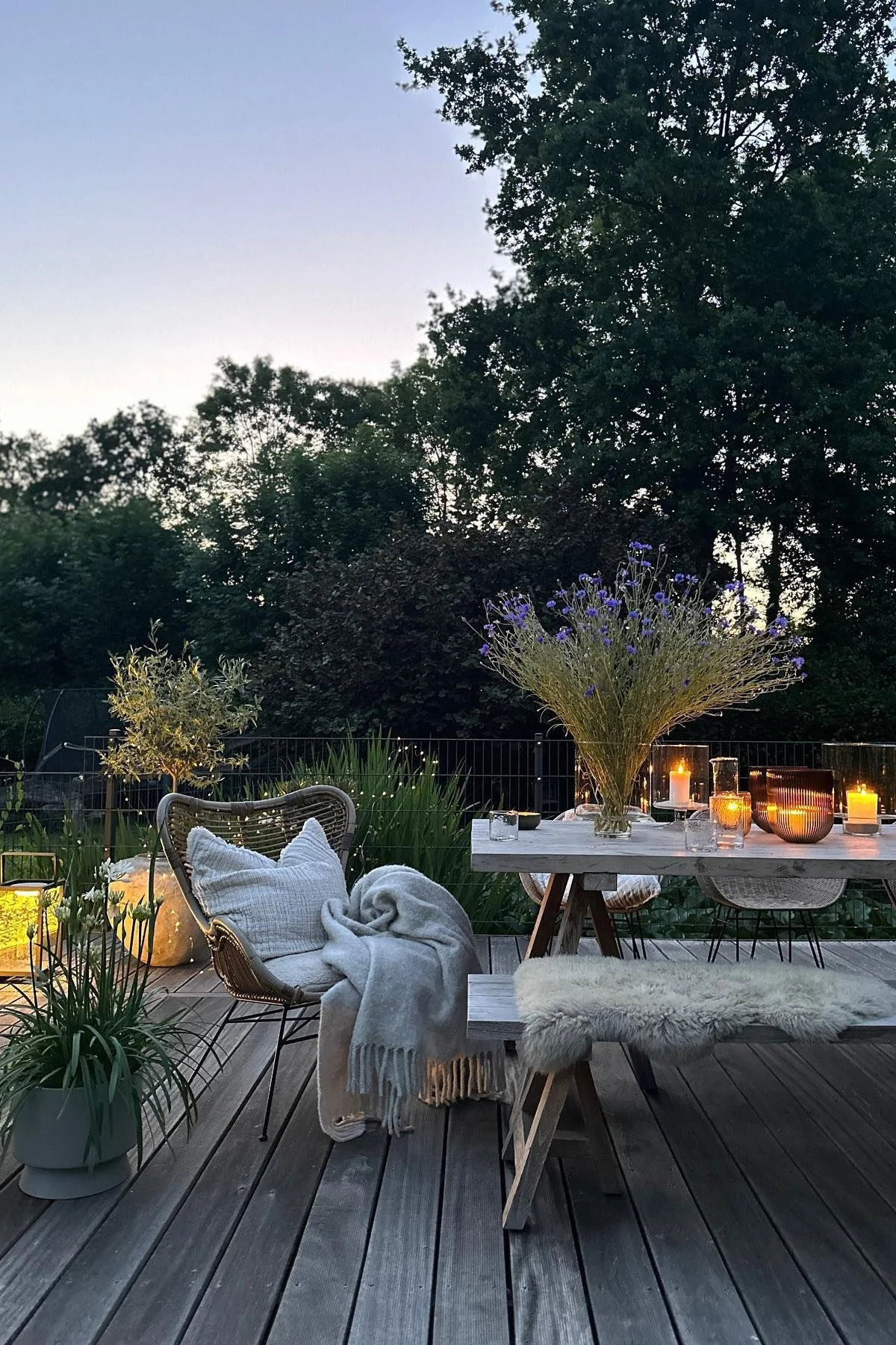 En mysig uteplats som den här från @stillers.home kännetecknas av massor av växter, mysiga textilier och många ljus eller lyktor.
