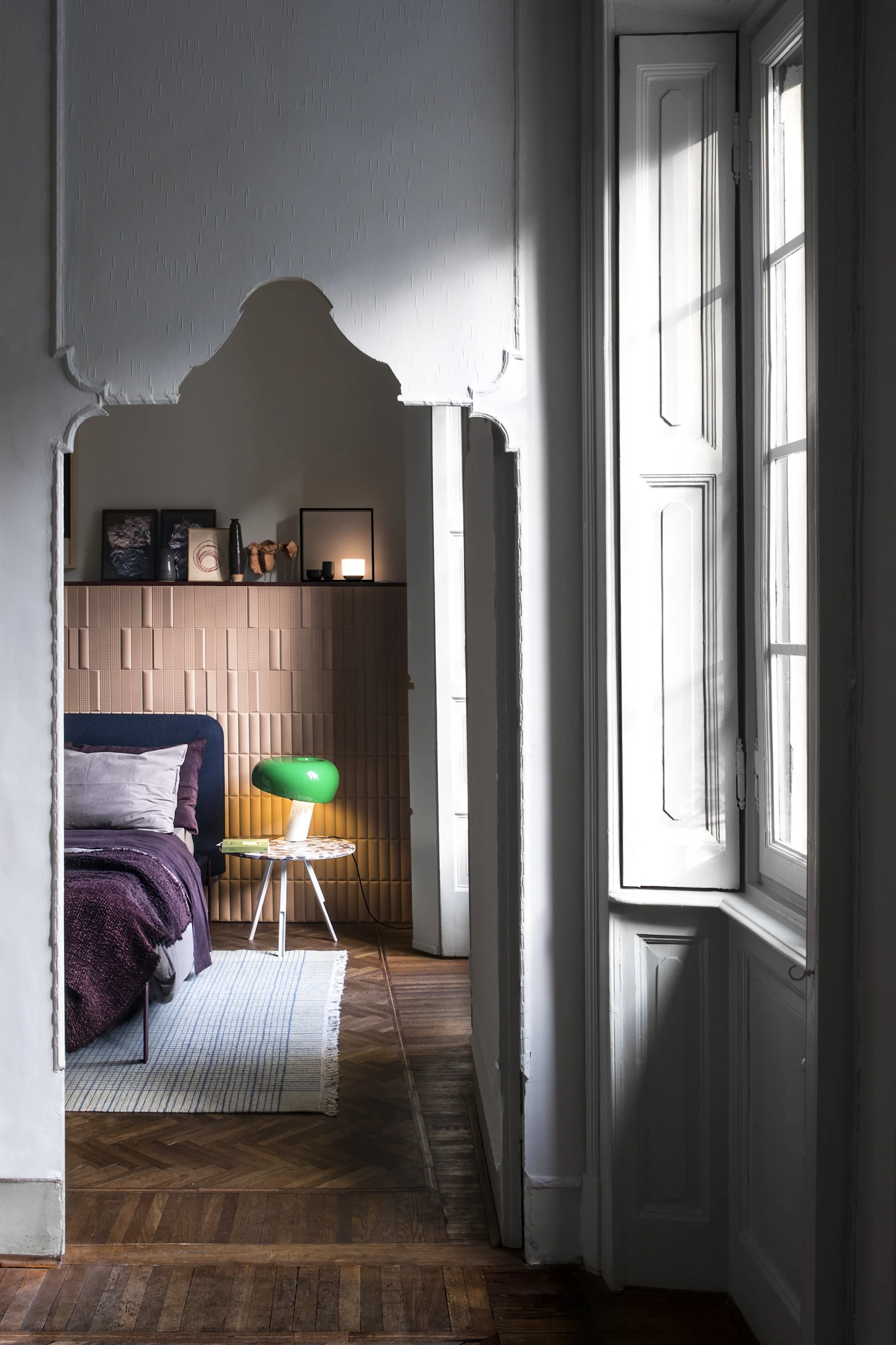 Snoopy bordslampa från Flos i ett orientaliskt sovrum som lyfter fram lampans tidlösa, klassiska design.