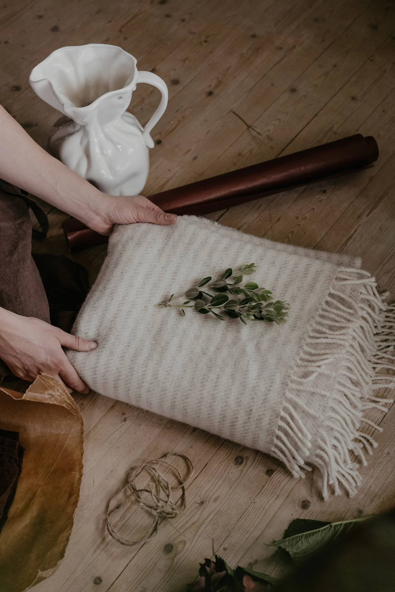Ge bort en Scandi Living pläd i julklapp och pynta paketet med torkade blad som enkelt DIY julpyssel för vuxna och barn. Foto: Johanna Berglund @snickargladjen
