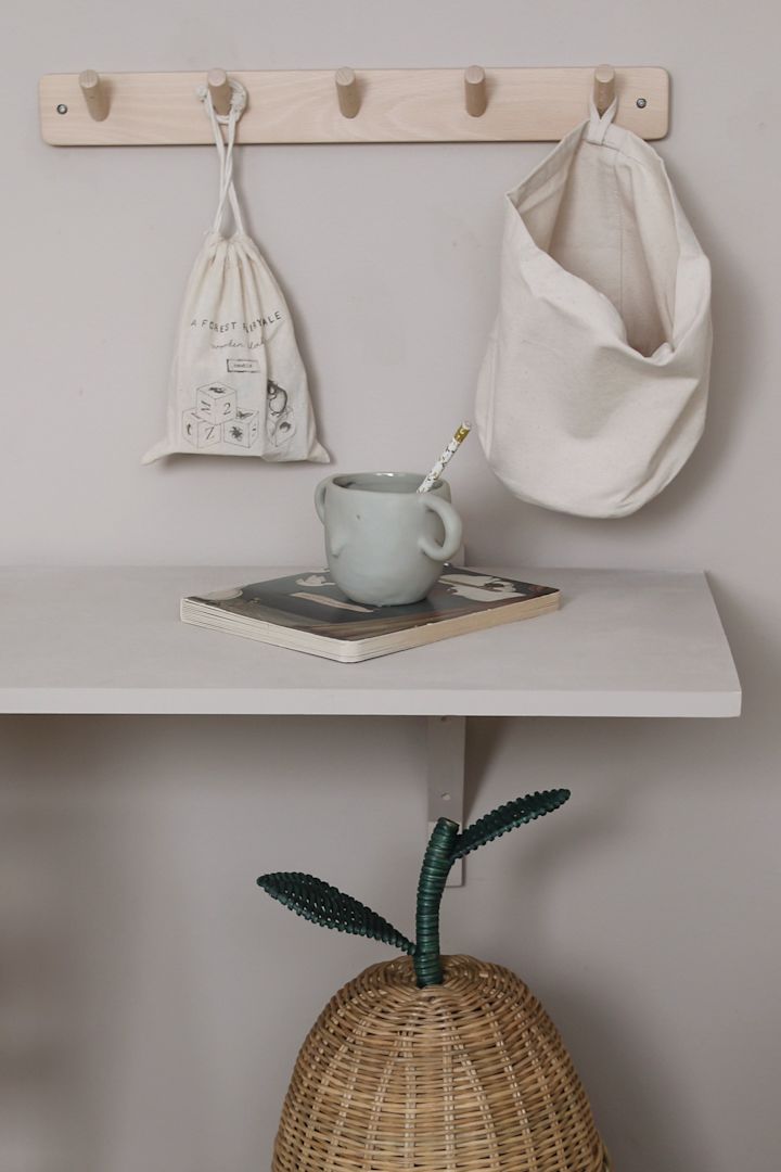 Inreda barnrum - inspiration hemma hos influencern @joanna.avento där hon inrett barnrummet med en praktisk knopplist från Kid´s Concept.