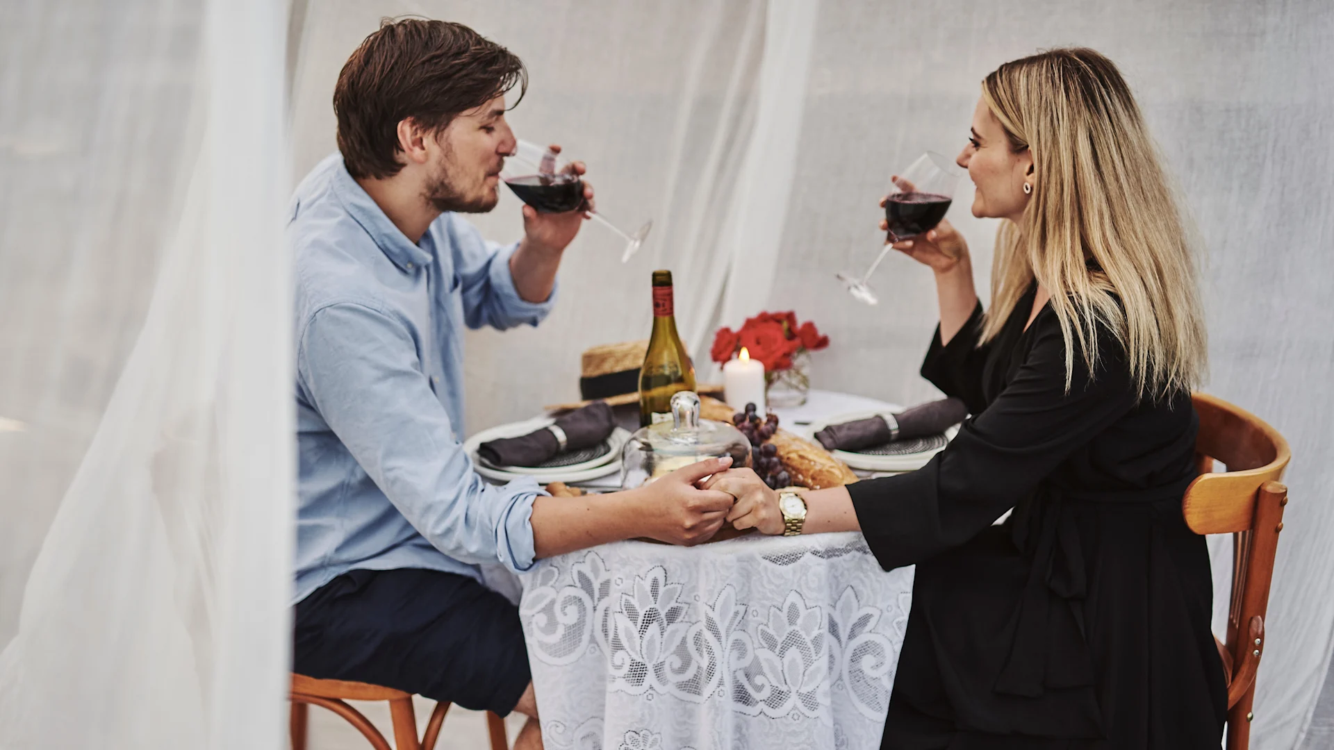 Enkla vinglas från Orrefors More-serie passar den enkla, romantiska dukningen och fungerar både till rött & vitt vin.