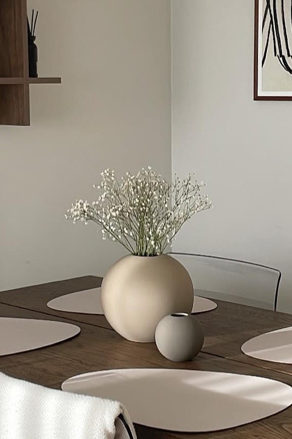 Ball vaser i färgerna sand och grey i 30 och 10 cm, står på ett köksbord hemma hos @vilmas_hem.