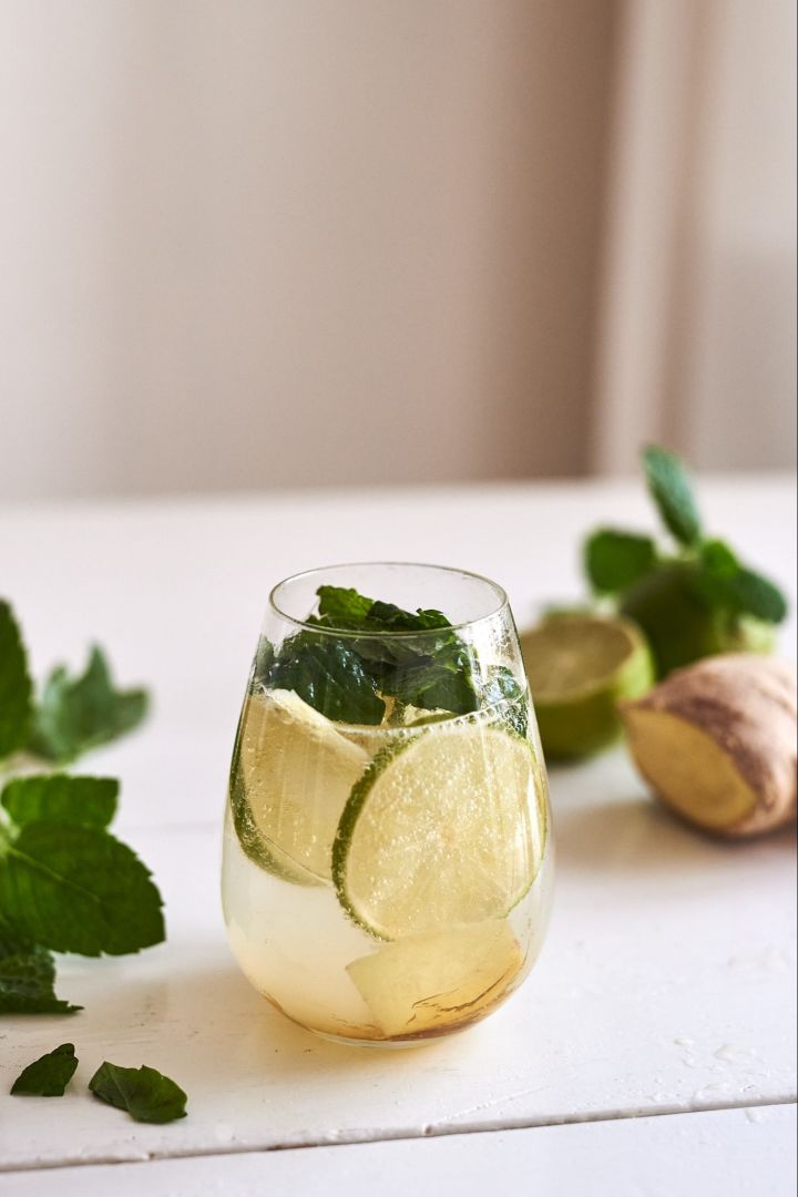 Enkla sommardrinkar – uppfriskande drink på ingefära, sirap & mynta serverat i glas från Scandi Living. 