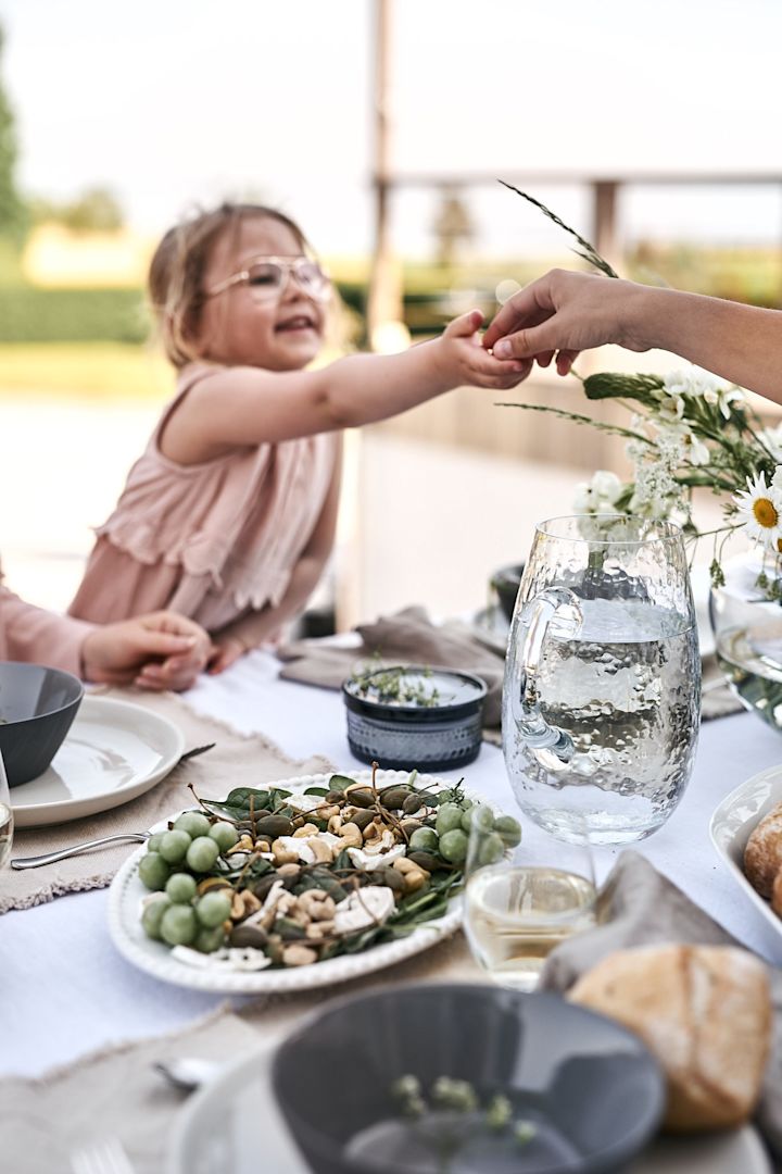 En fräsch sommarsallad gjord på getost och nötter är serverad på sommarlunchen. 