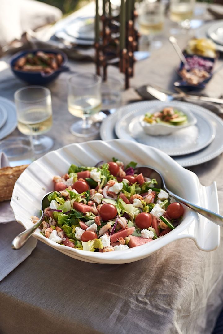 Enkelt och gott sommarrecept – en sommarsallad med kräftstjärtar och vattenmelon serverad i trendig snäckskål. 