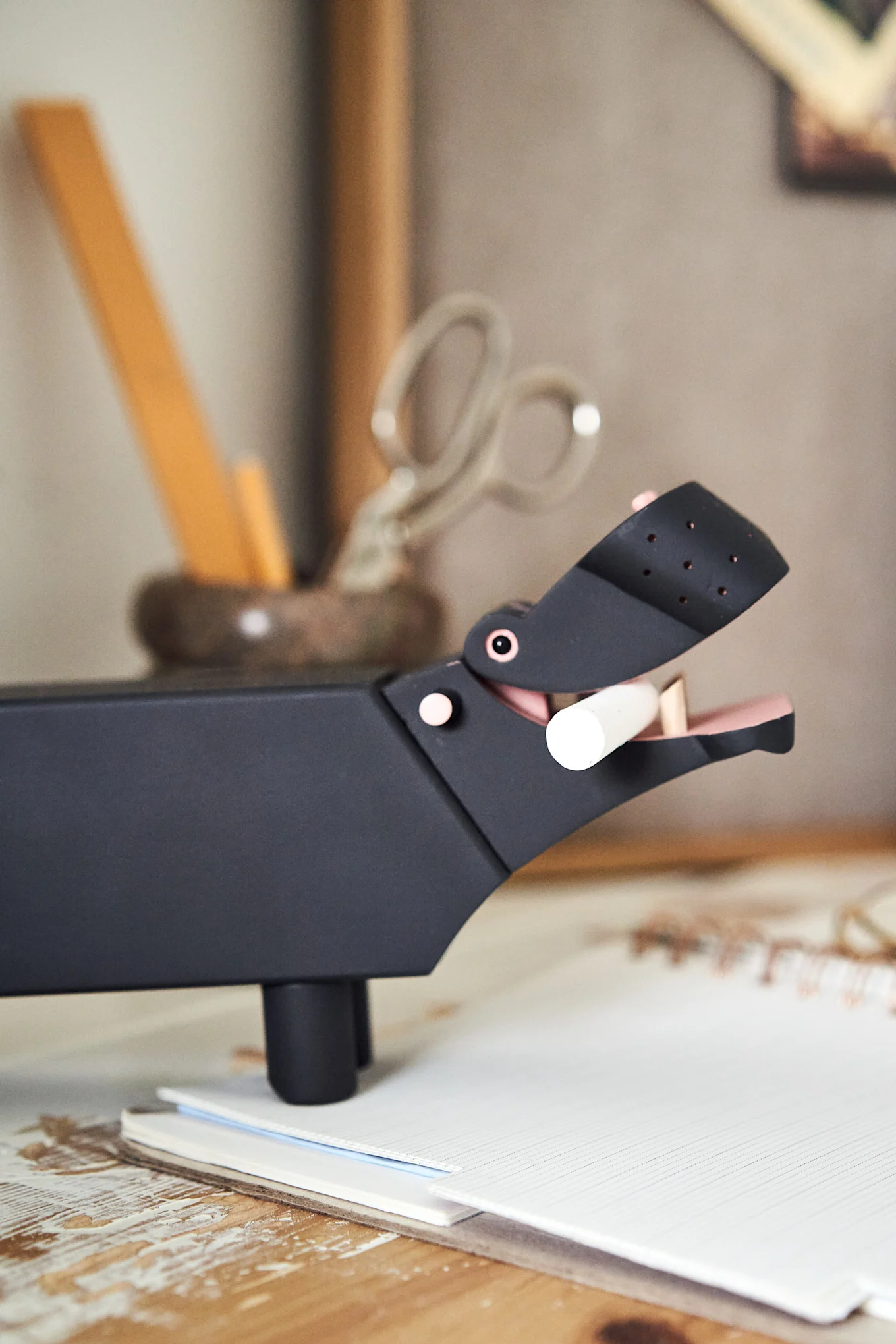 Inred ditt lilla hemmakontor med söta och praktiska detaljer som till exempel Kay Bojesens flodhäst-figur med krita som du kan skriva viktiga anteckningar på.