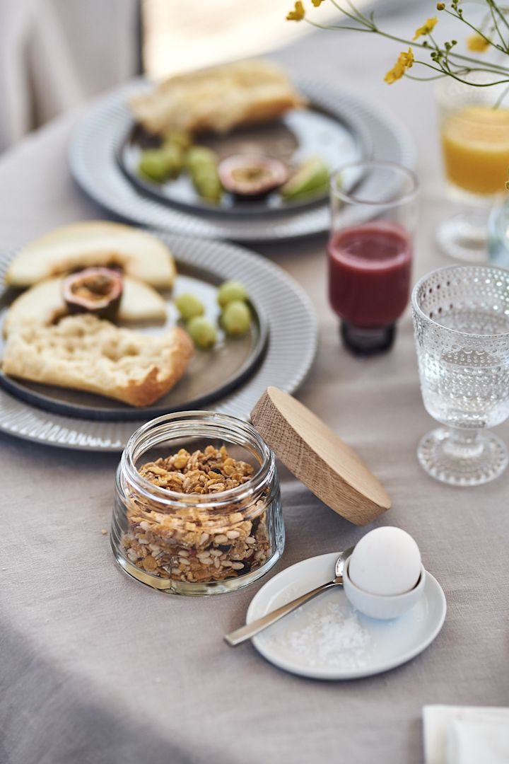 Hotellfrukost hemma - servera müsli ur snygg burk istället för originalförpackning.