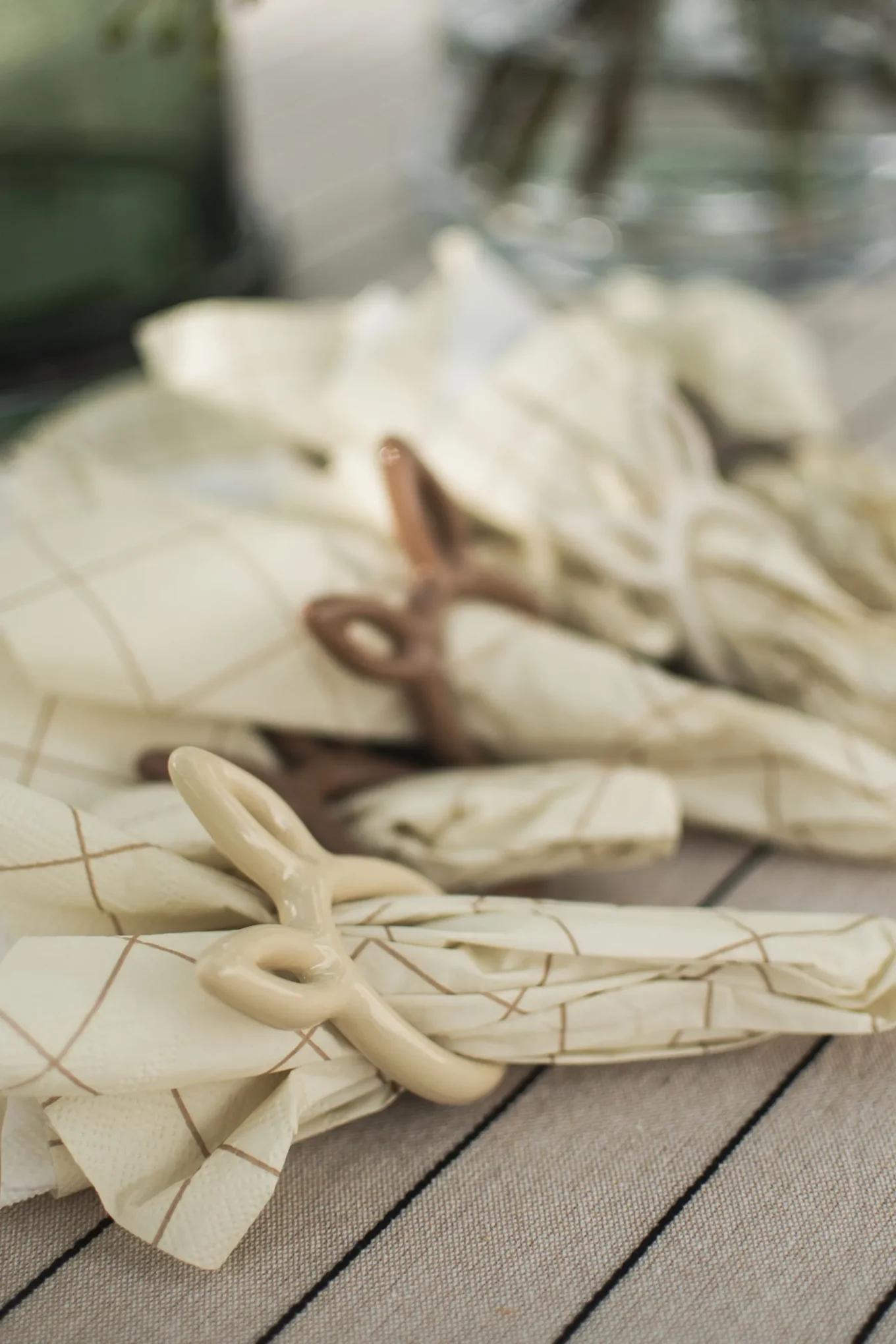 Påskdekoration för bordet: Påsktallriken Hammershøi från Kähler, dekorerad med påskmotiv, står på ett påskdukat bord.