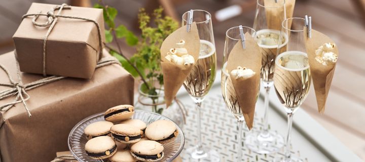 Popcornstrutar på champagneglas och studenthattar av macarons är tips på festliga DIYs och enkla pysseltips till studenten.
