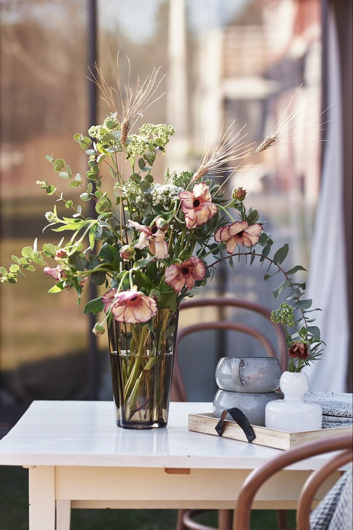 Rak vas för snittblommor från Iittala i brun färg med blommor från Blombruket.  