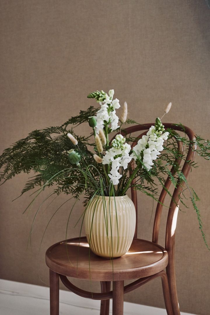 Bukett från Blombruket med torkade och färska blommor i beige vas i keramik från Kähler. 