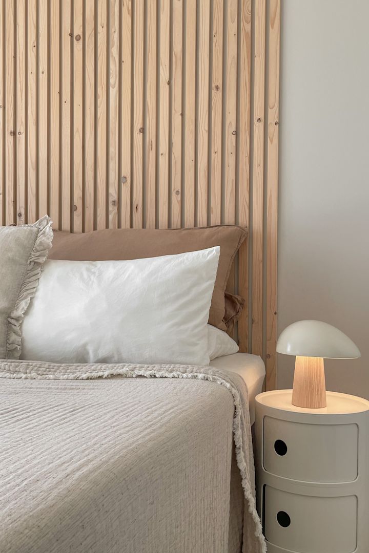 Inred enligt feng shui med Night Owl bordslampa från Fritz Hansen i vitt och trä för ett harmoniskt sovrum. @our_home_living
