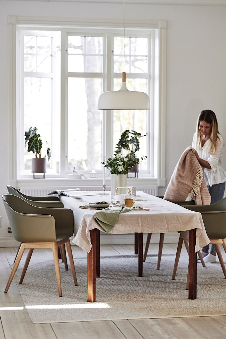 Matplats med skandinavisk inredning och det bästa av skandinavisk design som Harbour stol från Menu. 