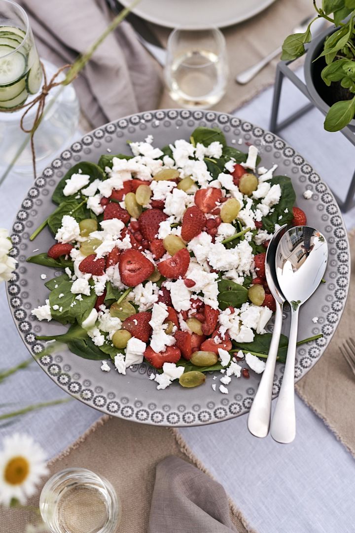 En krispig sallad är tips på gott tillbehör till enkel buffémat till många som gärna serveras i en serveringsskål från House Doctor tillsammans med salladsbestick från By On.